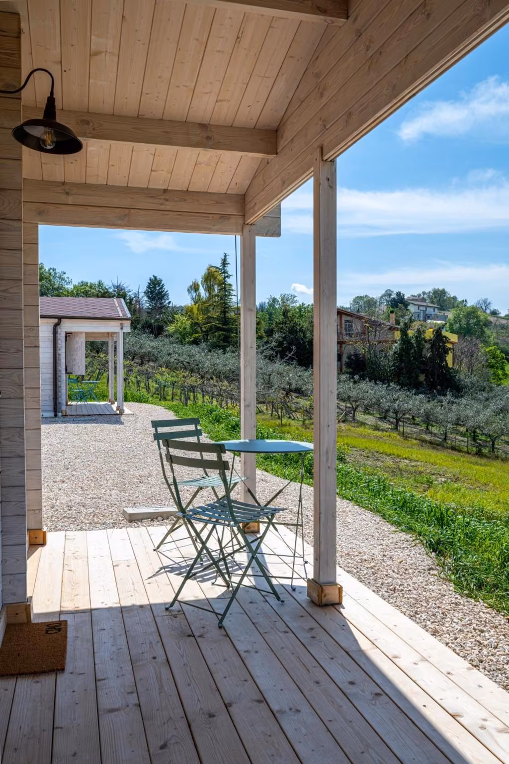 Patio con tavolo e sedie sulla veranda di Atessa Escapes