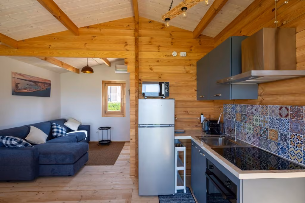 Cucina con frigorifero e zona giorno della casa vacanze ad Atessa